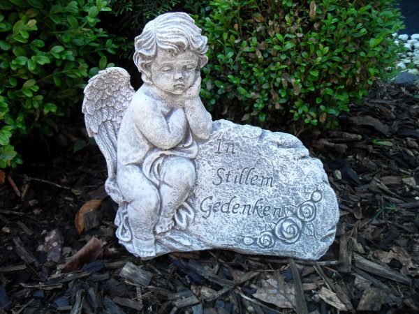 Steinfigur Grabschmuck Engel am Fels "In stillem Gedenken"