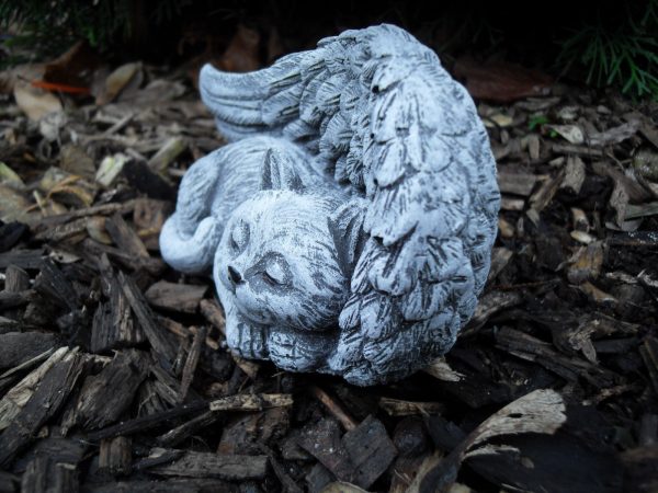 Steinfigur Grabschmuck Katze am Flügel – Bild 3