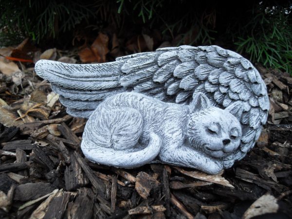 Steinfigur Grabschmuck Katze am Flügel