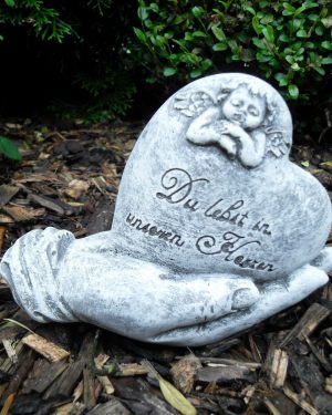 Steinfigur Grabschmuck Herz in Hand "Du lebst in unseren Herzen"