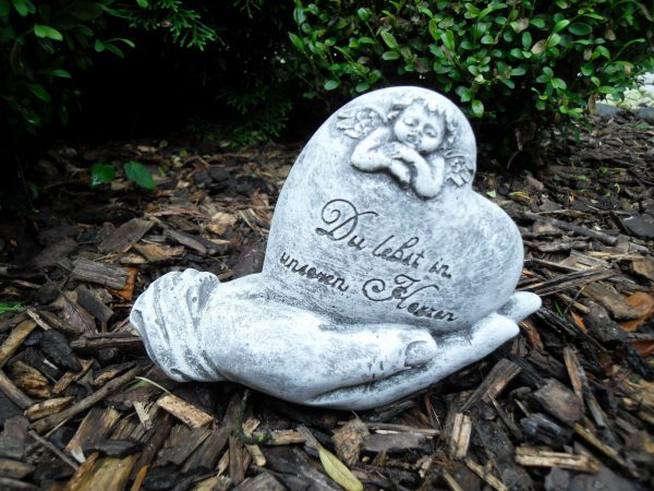 Steinfigur Grabschmuck Herz in Hand "Du lebst in unseren Herzen"