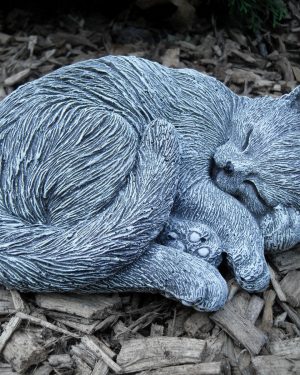 Steinfigur eingerollte Katze