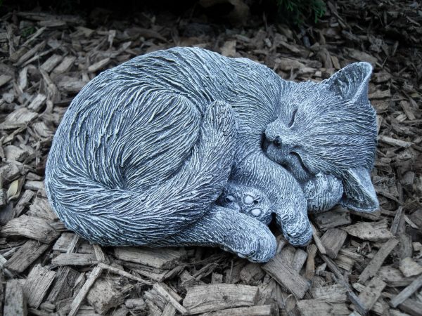 Steinfigur eingerollte Katze