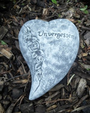 Steinfigur Grabschmuck kleines Herz "Unvergessen"