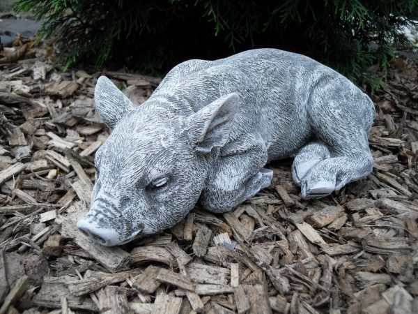 Steinfigur Schwein liegend