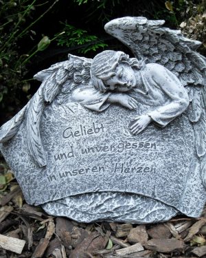Steinfigur Grabschmuck Engel am Fels "Geliebt und unvergessen in unseren Herzen"