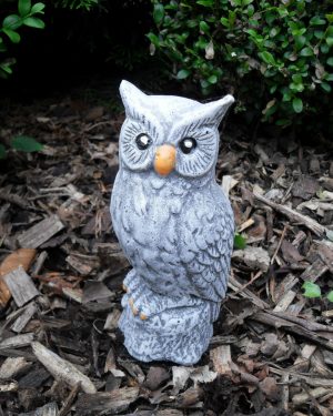 Steinfigur kleine Eule auf Baumstamm