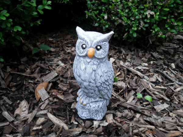 Steinfigur kleine Eule auf Baumstamm