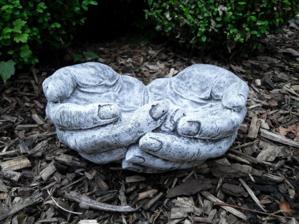 Steinfigur Vogeltränke Hände