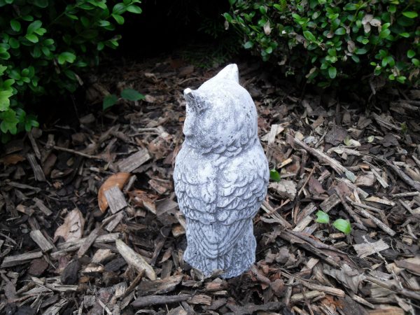 Steinfigur kleine Eule auf Baumstamm – Bild 4