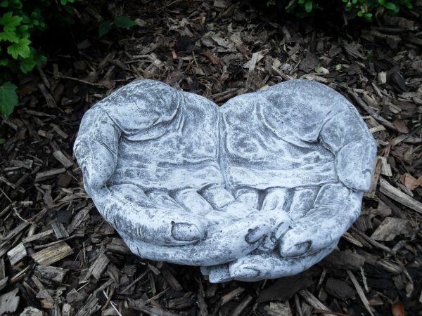 Steinfigur Vogeltränke Hände – Bild 3