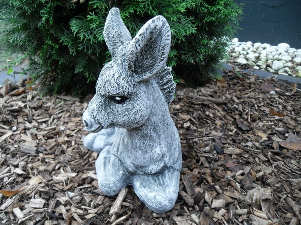 Steinfigur Esel liegend Frostfest – Bild 3