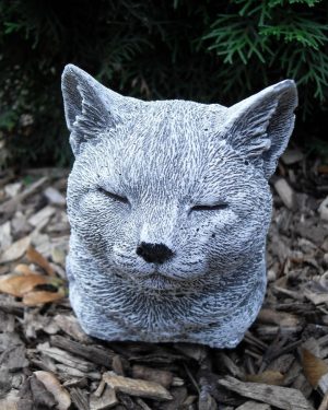 Steinfigur Katze schlafend ruhend Frostfest