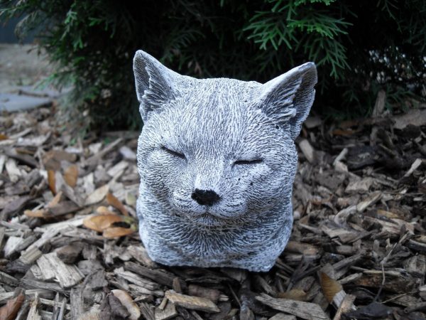 Steinfigur Katze schlafend ruhend Frostfest