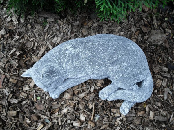 Steinfigur große Katze schlafend Frostfest