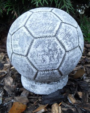 Ball auf Sockel aus massiven Steinguss Frostfest