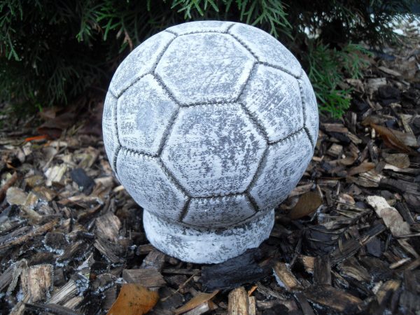 Ball auf Sockel aus massiven Steinguss Frostfest