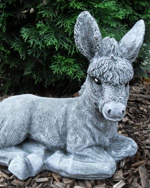 Steinfigur Esel liegend Frostfest
