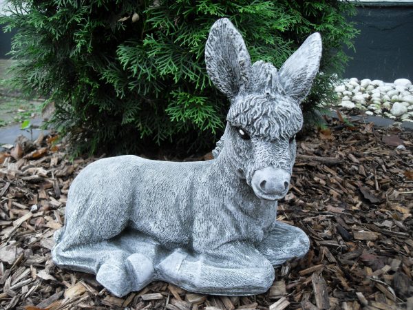 Steinfigur Esel liegend Frostfest