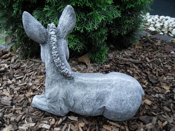 Steinfigur Esel liegend Frostfest – Bild 2