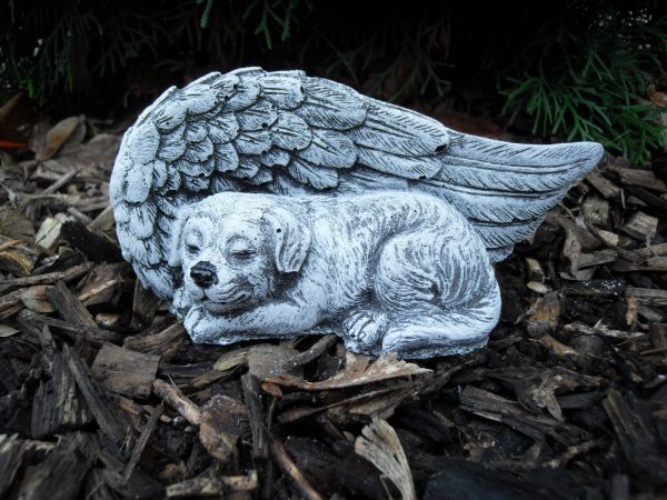 Steinfigur Grabschmuck Hund am Flügel Steinguss Frostfest Wetterfest