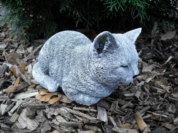 Steinfigur Katze schlafend ruhend Frostfest – Bild 3