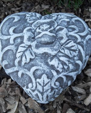 Steinfigur Herz Rankenmuster Grabschmuck Frostfest