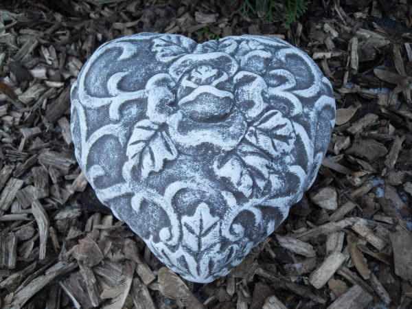 Steinfigur Herz Rankenmuster Grabschmuck Frostfest