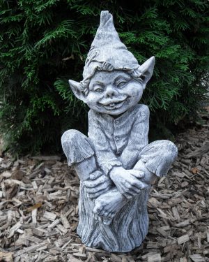Steinfigur Troll auf Baumstamm 39cm Frostfest