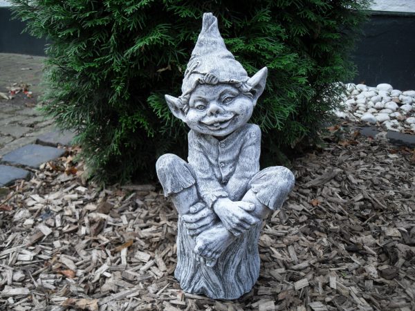 Steinfigur Troll auf Baumstamm 39cm Frostfest