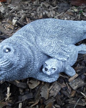 Steinfigur Robbe mit Kind Frostfest Wetterfest Steinguss Garten Haus Deko