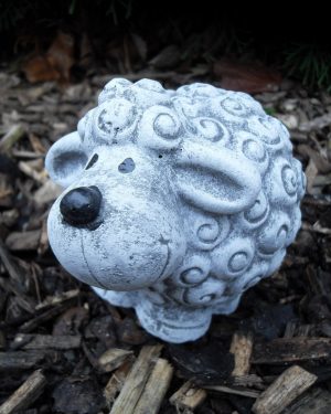 Steinfigur niedliches Schaf stehend Steinguss Frostfest Wetterfest Garten Deko