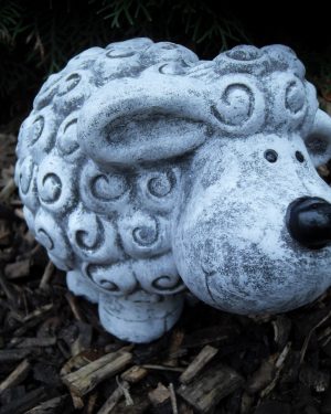 Steinfigur großes niedliches Schaf stehend Steinguss Frostfest Wetterfest Garten