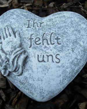 Steinfigur Grabschmuck Herz "Ihr fehlt uns" Frostfest Wetterfest Grab Deko