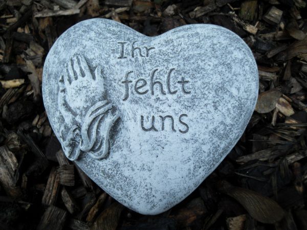 Steinfigur Grabschmuck Herz "Ihr fehlt uns" Frostfest Wetterfest Grab Deko