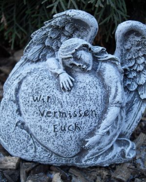 Steinfigur Grabschmuck Engel am Herz "Wir vermissen Euch" Frostfest Grab Deko