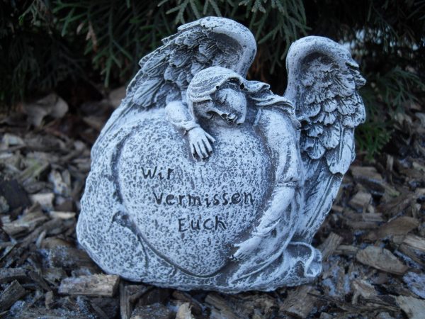 Steinfigur Grabschmuck Engel am Herz "Wir vermissen Euch" Frostfest Grab Deko