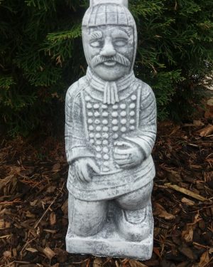 Steinfigur chinesische Krieger kniend (36 cm) Frostfest Terrakotta Krieger