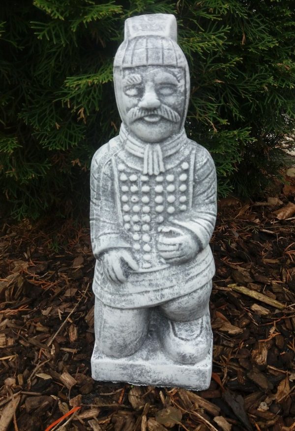 Steinfigur chinesische Krieger kniend (36 cm) Frostfest Terrakotta Krieger