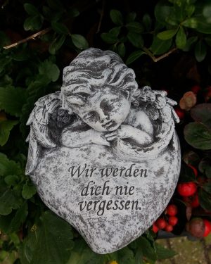 Steinfigur Grabschmuck Engelbüste auf Herz mit Inschrift Frostfest Engel