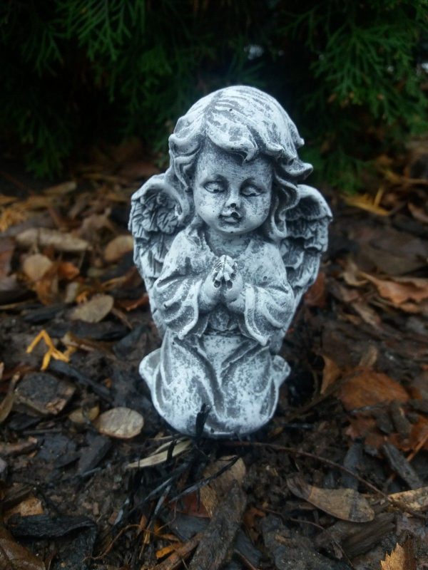 Steinfigur kleiner Engel kniend betend Grabschmuck Frostfest Wetterfest Grab