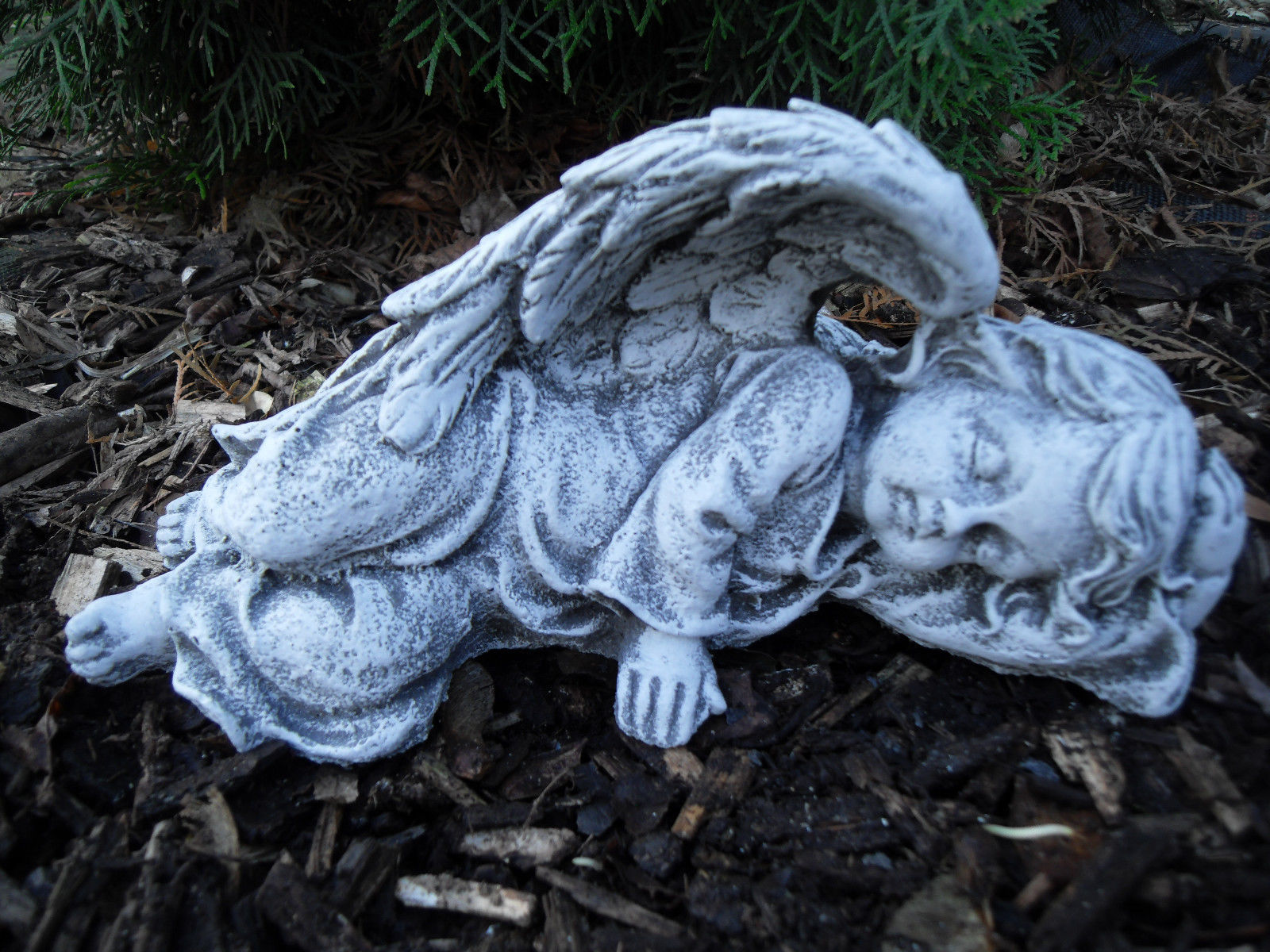 Steinfigur Großer Engel Flügel liegend  Gartenfigur  Steinguss Frostfest 