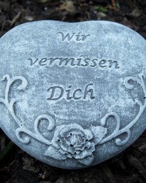 Steinfigur Grabschmuck Herz "Wir vermissen Dich" Frostfest Wetterfest Grab Deko
