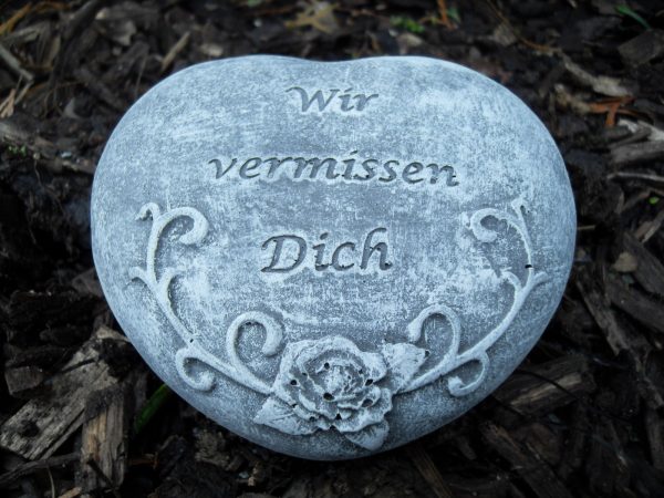 Steinfigur Grabschmuck Herz "Wir vermissen Dich" Frostfest Wetterfest Grab Deko