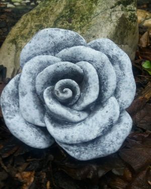 Steinfigur mittlere Blüte Steinguss Frostfest Wetterfest Garten Grab Deko