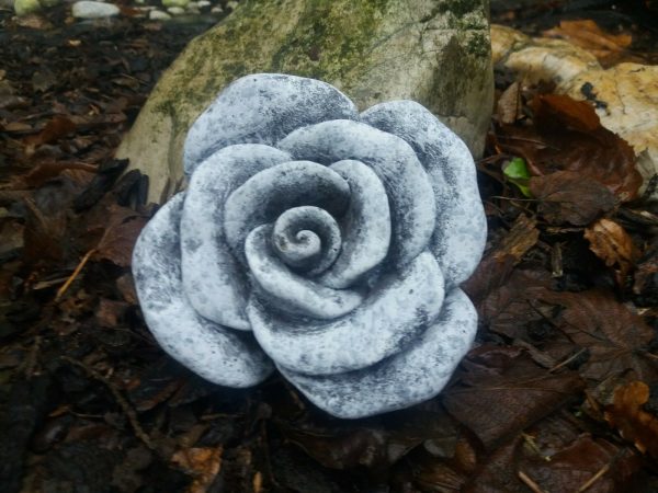 Steinfigur mittlere Blüte Steinguss Frostfest Wetterfest Garten Grab Deko