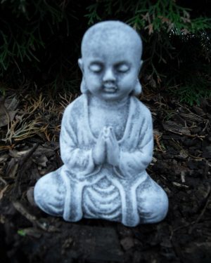 Steinfigur Buddha Mönch betend Feng-Shui Frostfest Steinguss Garten Deko