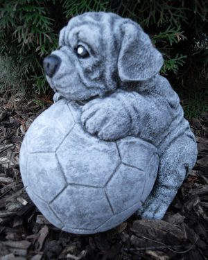 Steinfigur Hund Mops Welpe mit Ball Frostfest Steinguss Hund Garten Haustier