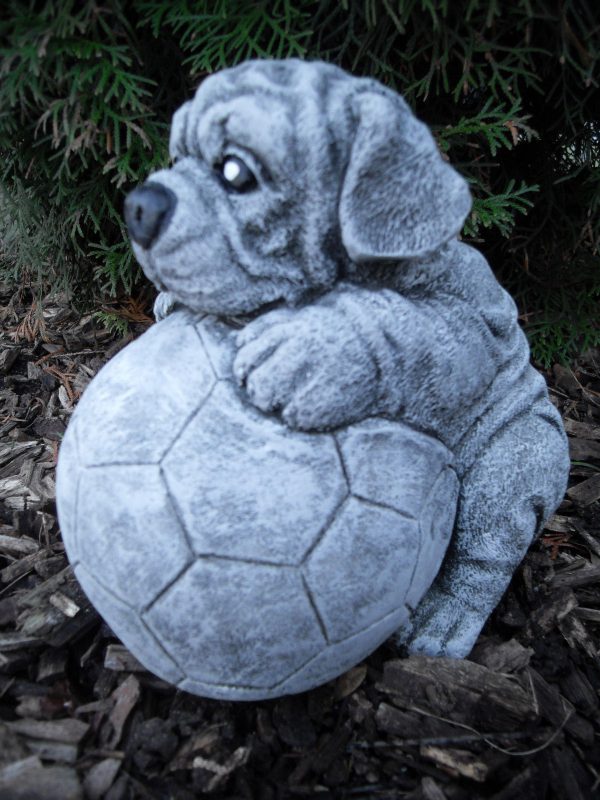 Steinfigur Hund Mops Welpe mit Ball Frostfest Steinguss Hund Garten Haustier