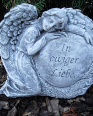 Steinfigur Grabschmuck Engel am Herz "In ewiger Liebe" Frostfest Steinguss
